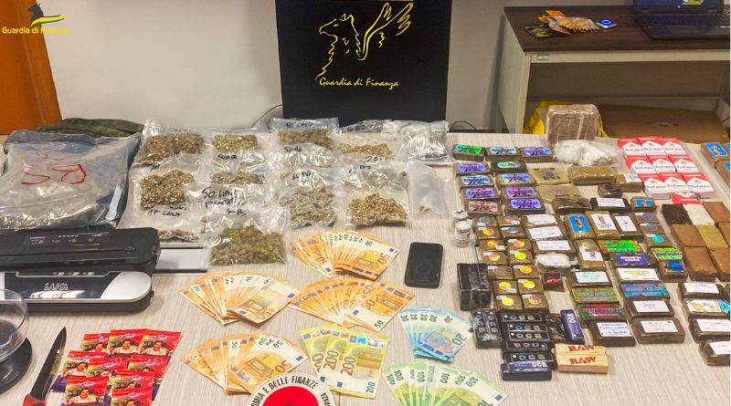 Rimini. Hashish e “maria” tra snack e patatine. Madre e figlio in affari: vendevano online