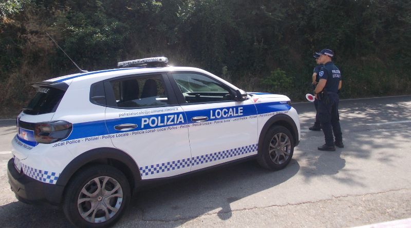 Rimini. L’arsenale nel bazar. Asce, machete e coltelli. Scatta il maxi sequestro